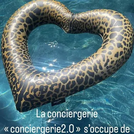 Contemporaine Pres Des Plages Du Cotentin *